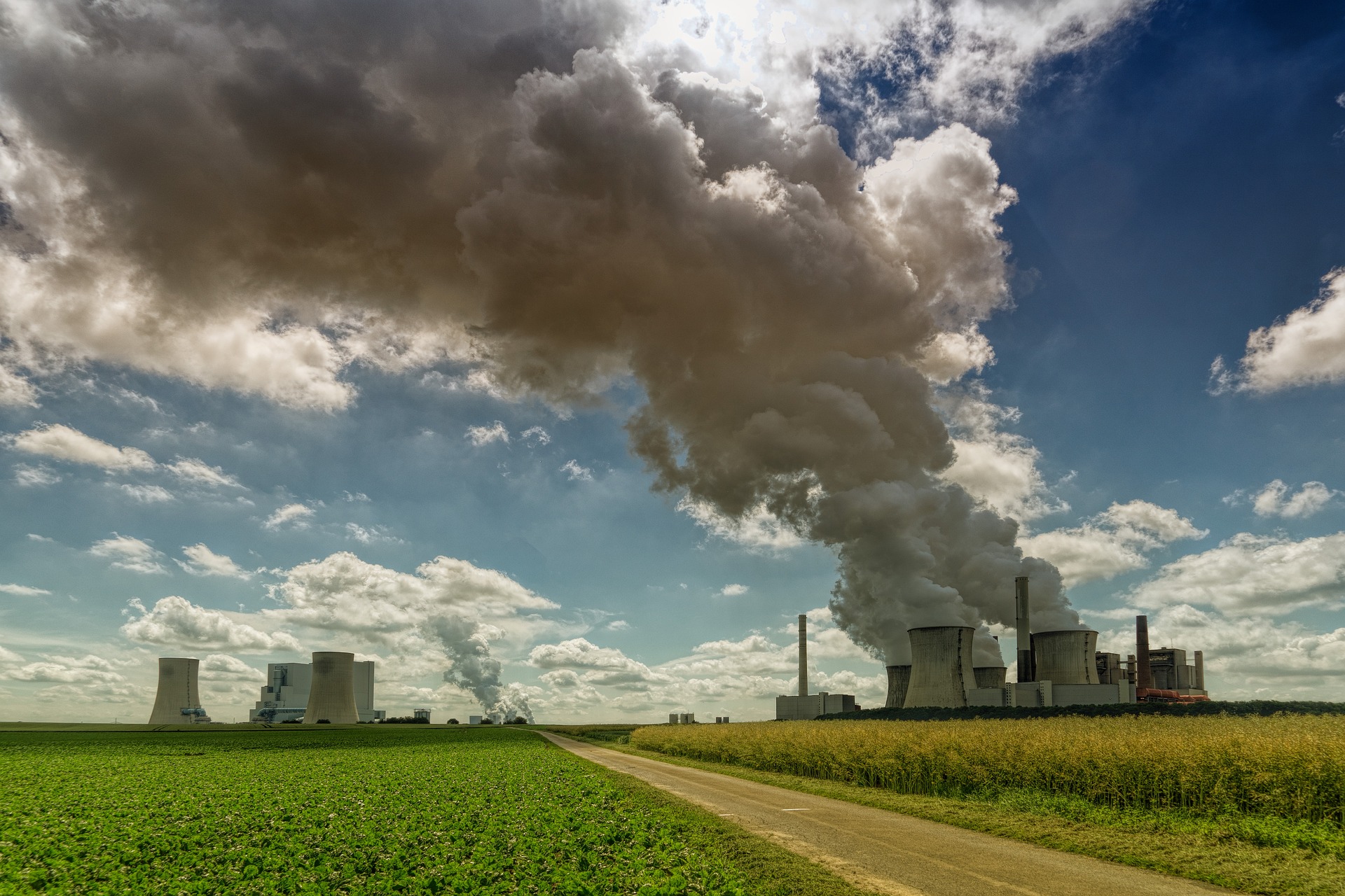 Consumo de carvão deve atingir pico em 2023, projeta Rystad, que acredita em queda nas emissões relacionadas à energia com declínio do carvão. Na imagem: Usina termelétrica a carvão, com chaminés lançando enorme volume de fumaça poluente na atmosfera (Foto: Joe/Pixabay)