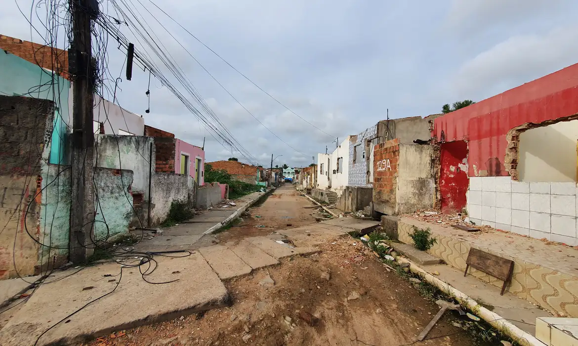 Desastre ambiental na exploração de sal-gema pela Braskem provocou abalos sísmicos e rachaduras em ruas e casas de Maceió