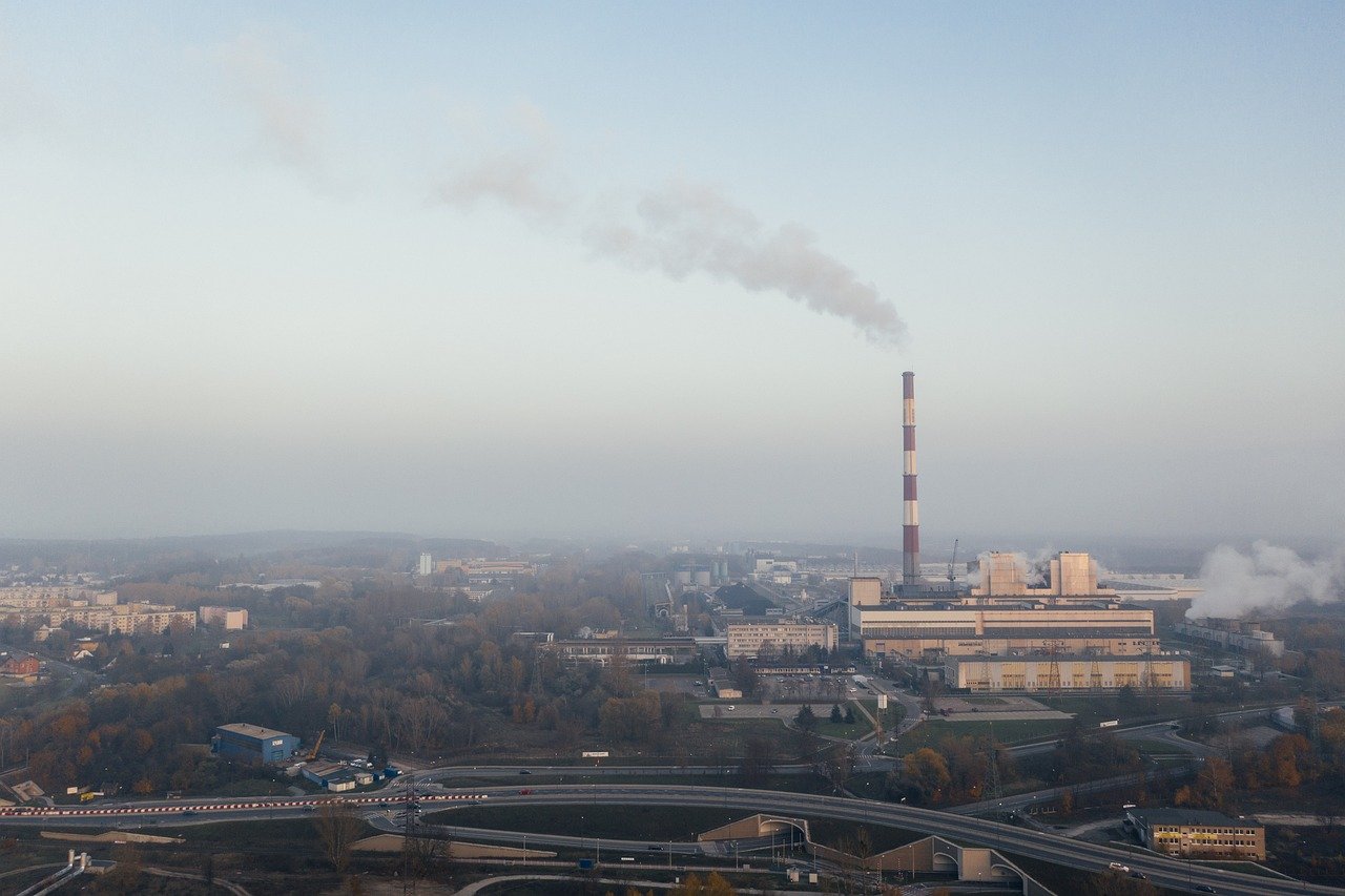 Emissões de CO2 de combustíveis fósseis batem recorde em 2023. Na imagem: Grande chaminé de usina termelétrica lança grande volume de emissões de GEE na atmosfera (Foto: Marcin/Pixabay)