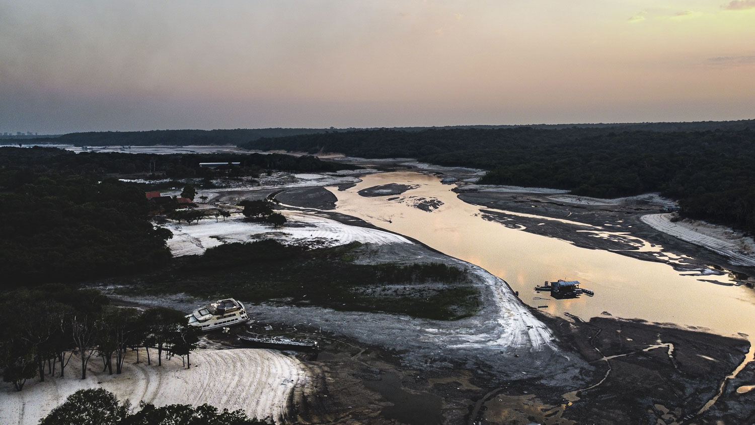 Como a mudança climática piorou a seca na Amazônia que registrou menor níveis históricos nos rios Madeira e Amazonas. Na imagem: Seca vista do Porto Balneário da Prainha no rio Tarumã-Açu, em Manaus (AM), em registro de 8/10/2023 (Foto: Juliana Pesqueira/Amazônia Real)