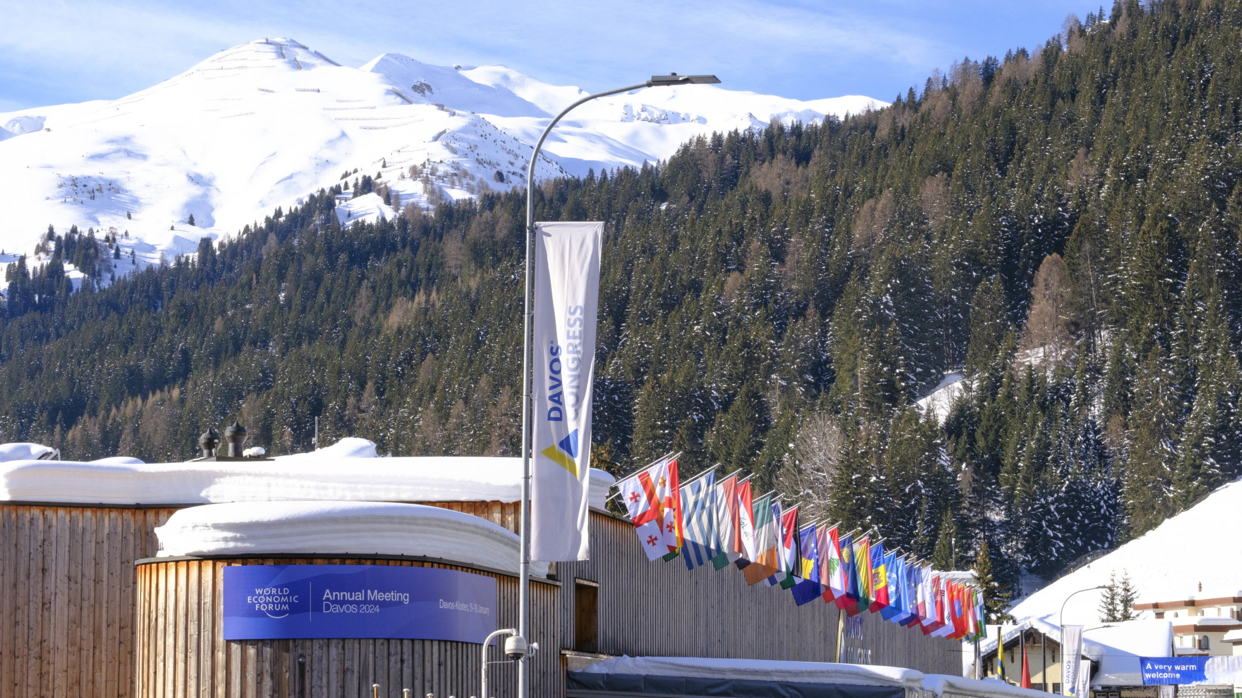 Davos: mundo precisa fechar lacuna de 600 bilhões de toneladas de CO2. Na imagem: Série de bandeiras enfileiradas na entrada da sede da reunião anual do Fórum Econômico Mundial em Davos, na Suíça (Foto: Marcel Giger/WEF)