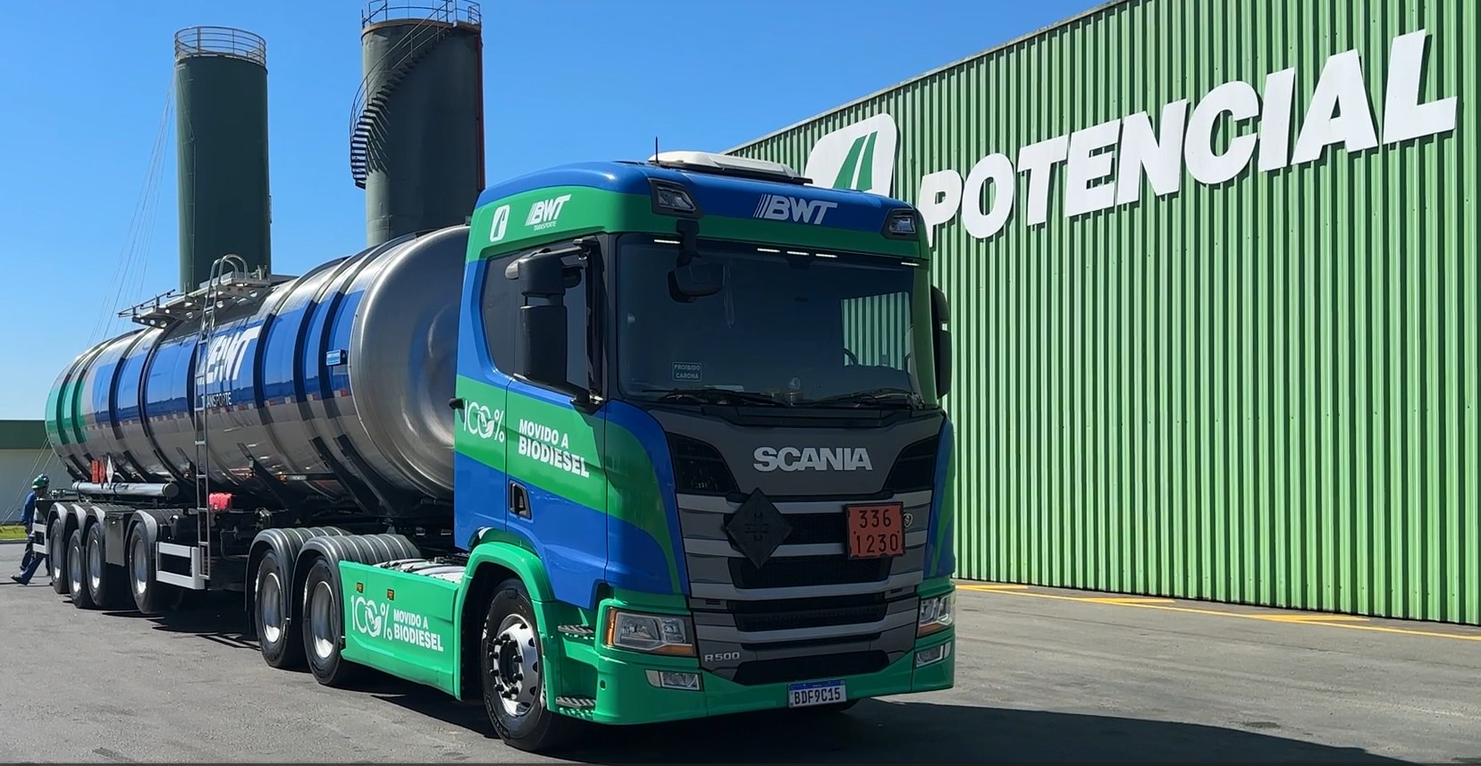 Grupo Potencial inicia transição energética da frota de caminhões para biodiesel. Na imagem: Primeiro caminhão da frota da Potencial movido a biodiesel, nas cores verde e azul, iniciou operação em 28 de dezembro de 2023 (Foto: Divulgação)