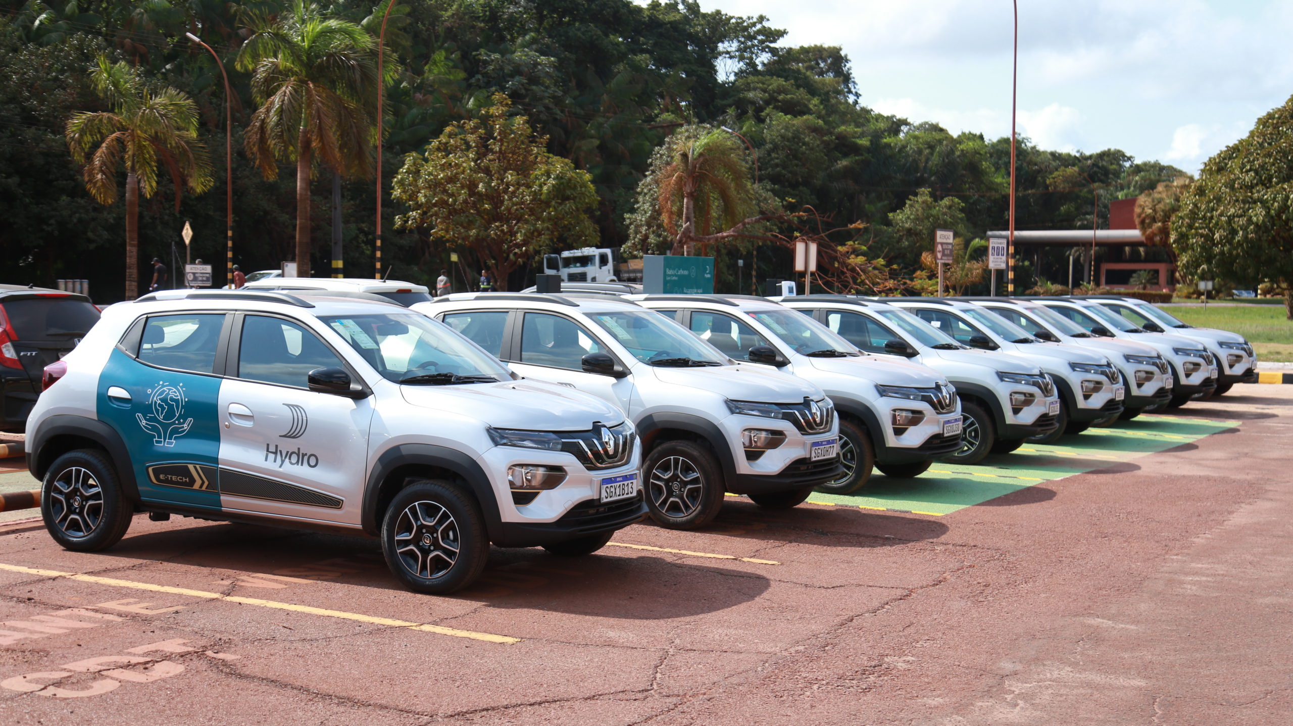 Hydro Alunorte inicia transição da frota para veículos elétricos com a compra de dez modelos Kwid na cor prata, da montadora Renault (Foto: Divulgação)