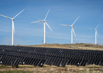 Enel inicia obra de usinas eólicas e solares no Brasil e prevê