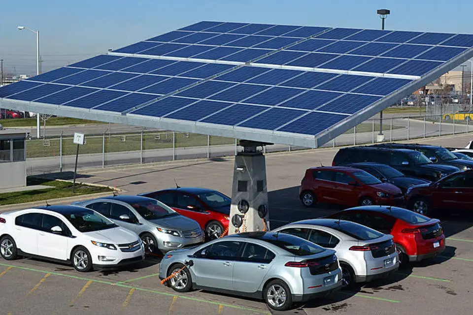 Veículos elétricos iiveram maior parte dos investimentos de energia limpa em 2023, calcula levantamento da BloombergNEF. Na imagem: Estação carrega bateria de veículos elétricos com energia solar fotovoltaica (Foto: Divulgação Envision Solar)