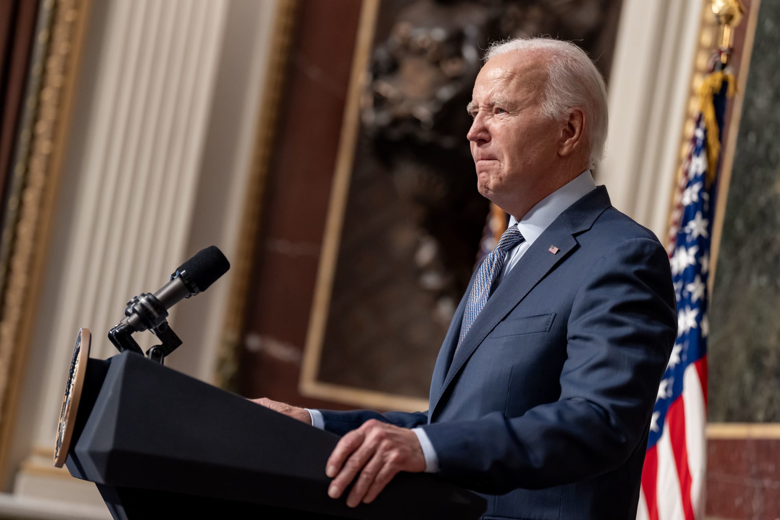 Joe Biden congela a análise de licenças para novos projetos de exportação de GNL dos EUA. Na imagem: Joe Biden discursa a um grupo de líderes da comunidade judaica, na Sala do Tratado Indiano, sobre seu apoio a Israel após os recentes ataques terroristas do Hamas, em 11/10/2023 (Foto: Adam Schultz/White House)