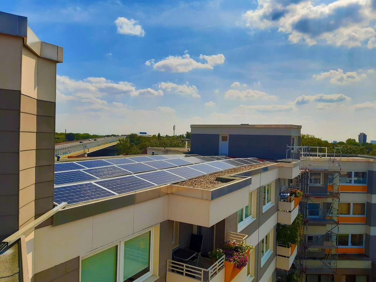 MME divulga minuta de regulamentação do Reidi para projetos de minigeração e consulta pública fica aberta durante 30 dias, a partir de 17 de janeiro 2024. Na imagem: Painéis solares fotovoltaicos para geração distribuída (Foto: Solarimo/Pixabay)