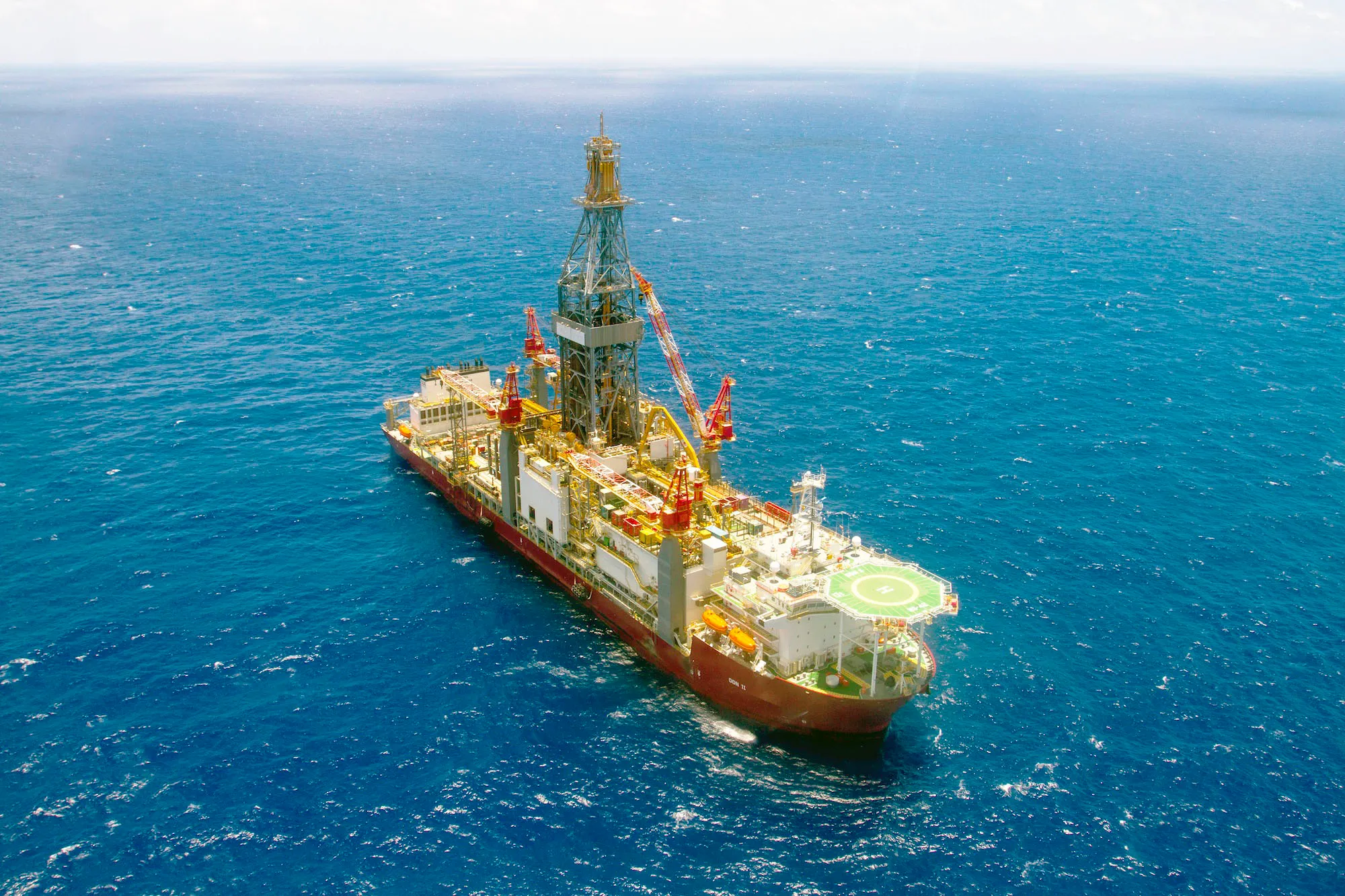 Após encontrar petróleo, Petrobras vai perfurar novo poço na Margem Equatorial, em águas profundas a 52 km da costa do Rio Grande do Norte. Na imagem: Navio-sonda que está perfurando o poço Pitu Oeste (Foto: Agência Petrobras)