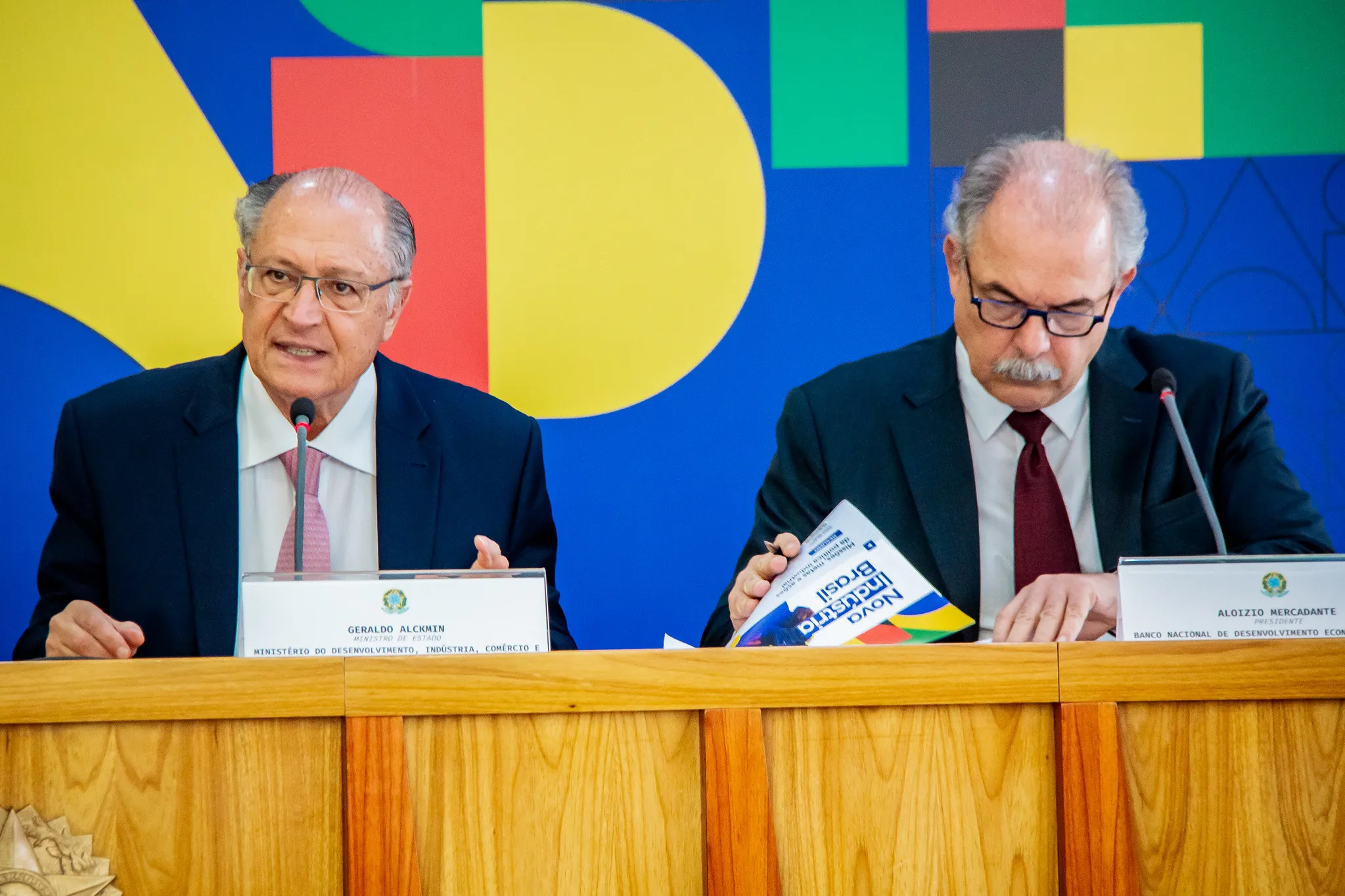 Biocombustíveis e cadeia de elétricos são destaque em nova política industrial brasileira. Na imagem: Alckmin (vice-presidente e MDIC) e Mercadante (BNDES) durante reunião do Conselho Nacional de Desenvolvimento Industrial (CNDI), no Planalto, em 22/1/2024 (Foto: Gabriel Lemes/MDIC)