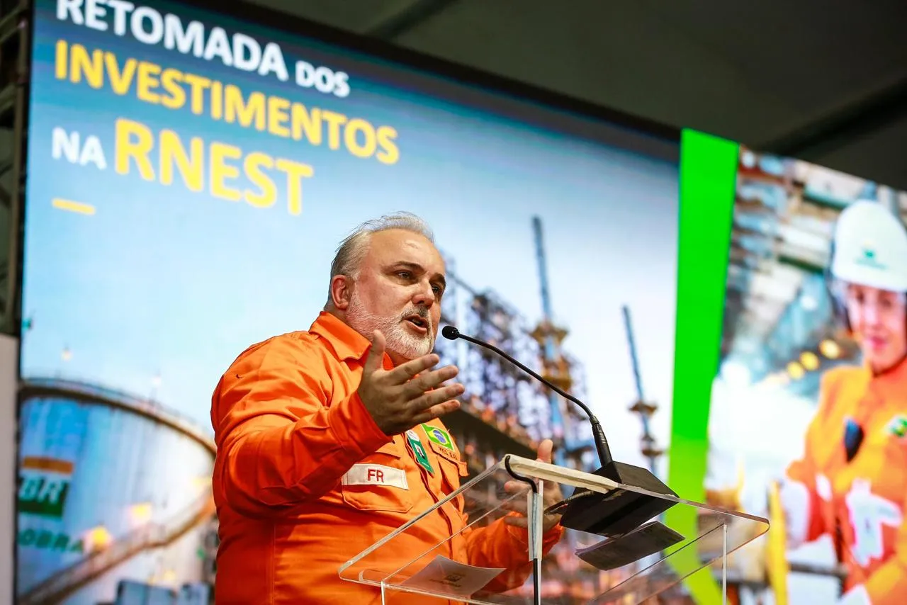 Petrobras vai investir até R$ 8 bilhões na Rnest e quer produzir diesel R5, hidrogênio e metanol, segundo, o presidente, Jean Paul Prates, durante a cerimônia de retomada dos investimentos na refinaria do Suape, em 18/1/2024 (Foto: Agência Petrobras)