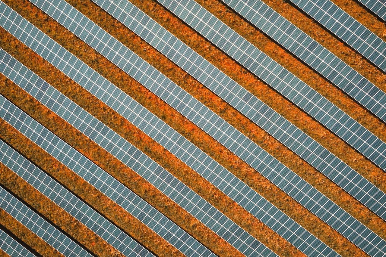 Adições de capacidade de energia eólica e solar devem dobrar no Brasil, EUA, Europa e Índia até 2028. Na imagem: Vista aérea vertical de usina solar, com fileiras de painéis fotovoltaicos dispostos lado a lado (Foto: Barney Elo/Pixabay)