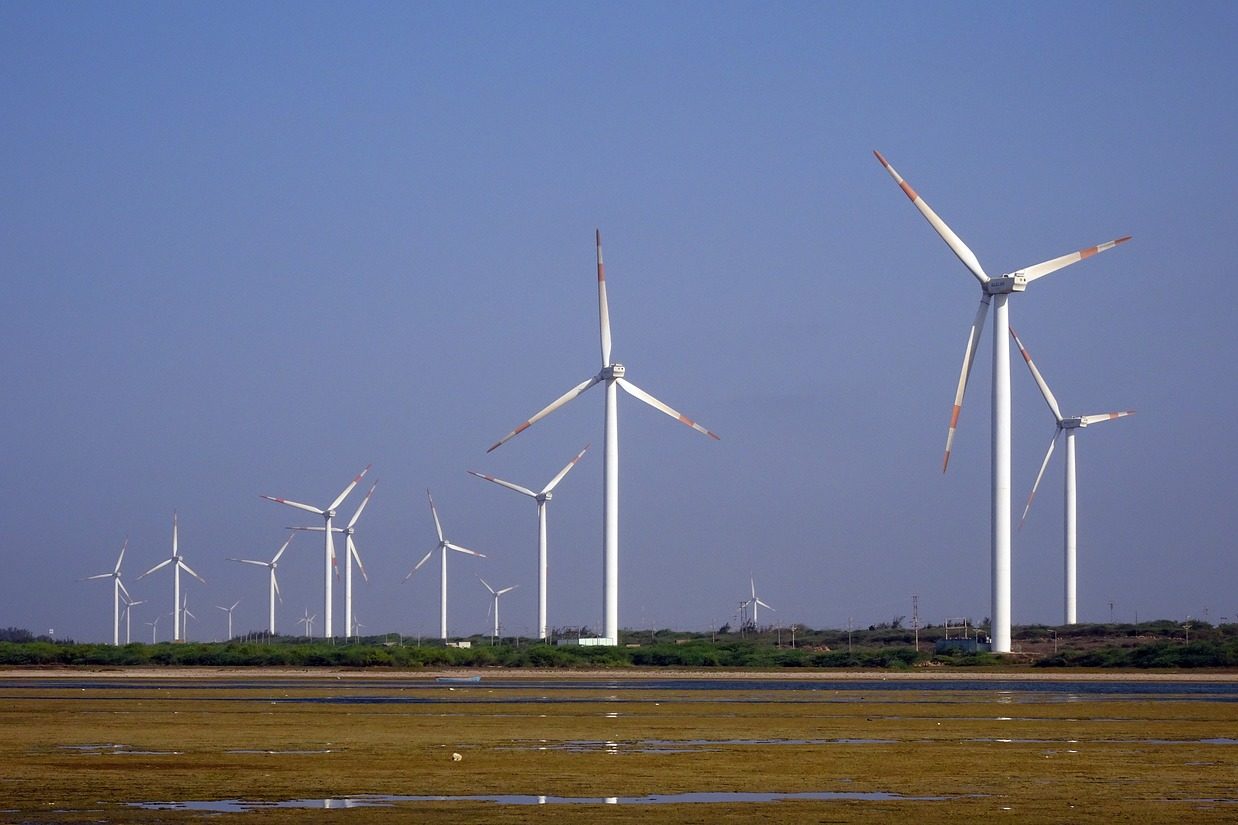 Falta energia para os planos de H2V, o hidrogênio verde, projeta Agência Internacional de Energia (IEA). Na imagem: Aerogeradores brancos em parque eólico terrestre (Foto: Bishnu Sarangi/Pixabay)