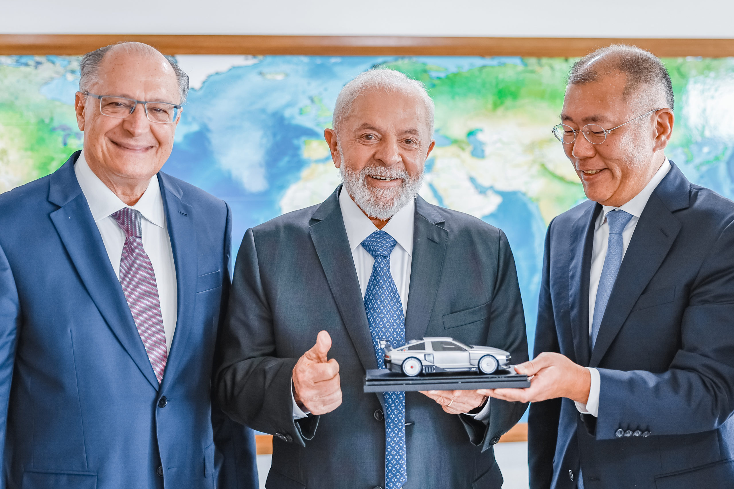Hyundai anuncia investimentos de US$ 1,1 bilhão no Brasil até 2032 em tecnologias de carros híbridos, elétricos e a hidrogênio. Na imagem: Vice-presidente da República, Geraldo Alckmin (MDIC); presidente Lula e o presidente-executivo do Grupo Hyundai Motor, Eui-Sun Chung, em 22/2/2024 (Foto: Ricardo Stuckert/PR)