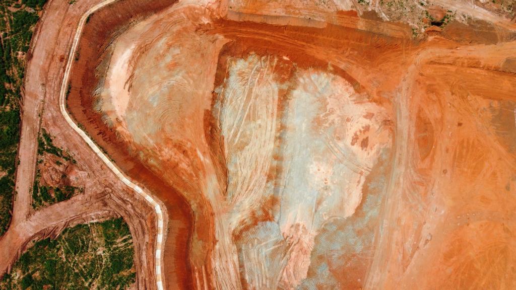 Sigma Lithium estima aumento de 27% nos recursos minerais de lítio no Vale do Jequitinhonha, em Minas Gerais. Na imagem: Construção da unidade de concentrado de lítio da Sigma no Vale do Jequitinhonha (Foto: Divulgação)