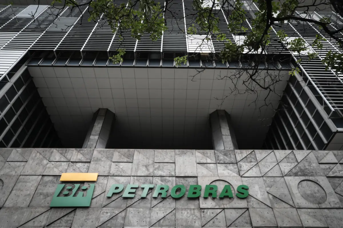 Petrobras assina acordo e vai pagar R$ 832,4 milhões para encerrar processo do campo de Jubarte, na Bacia de Campos. Na imagem: Fachada da sede da Petrobras (Edise), na Avenida Chile, no Rio de Janeiro (Foto: André Coelho/EFE)