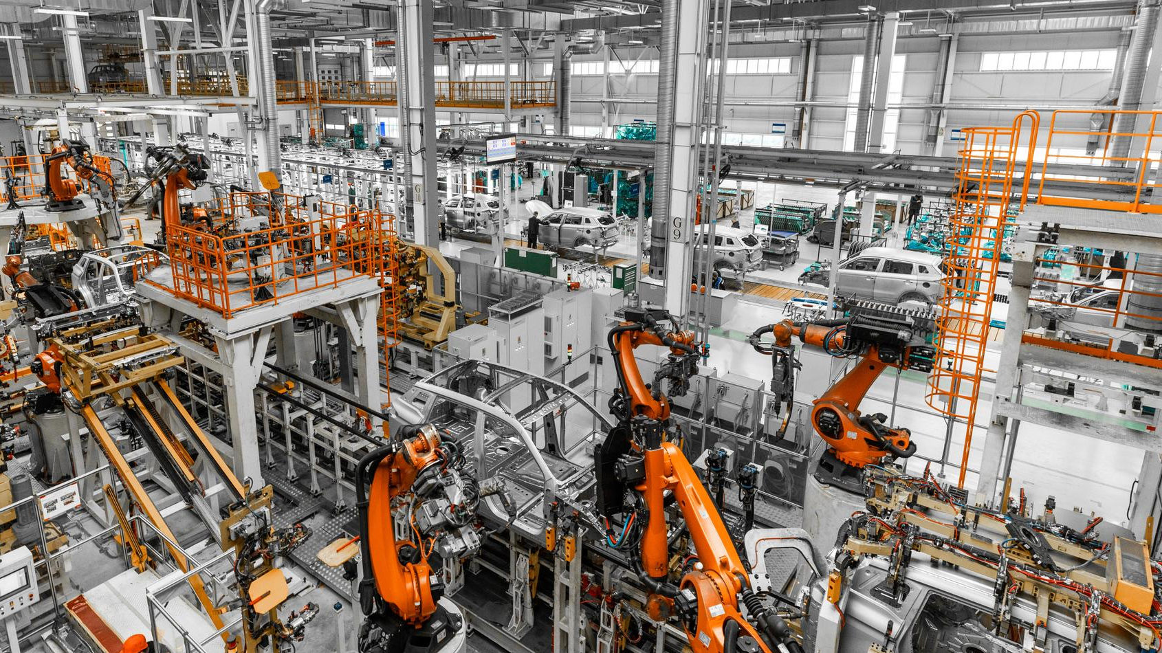 Na imagem: Vista de soldagem automatizada de carroceria feita por braços robóticos em linha de produção automotiva moderna (Foto: usertrmk/Freepik)