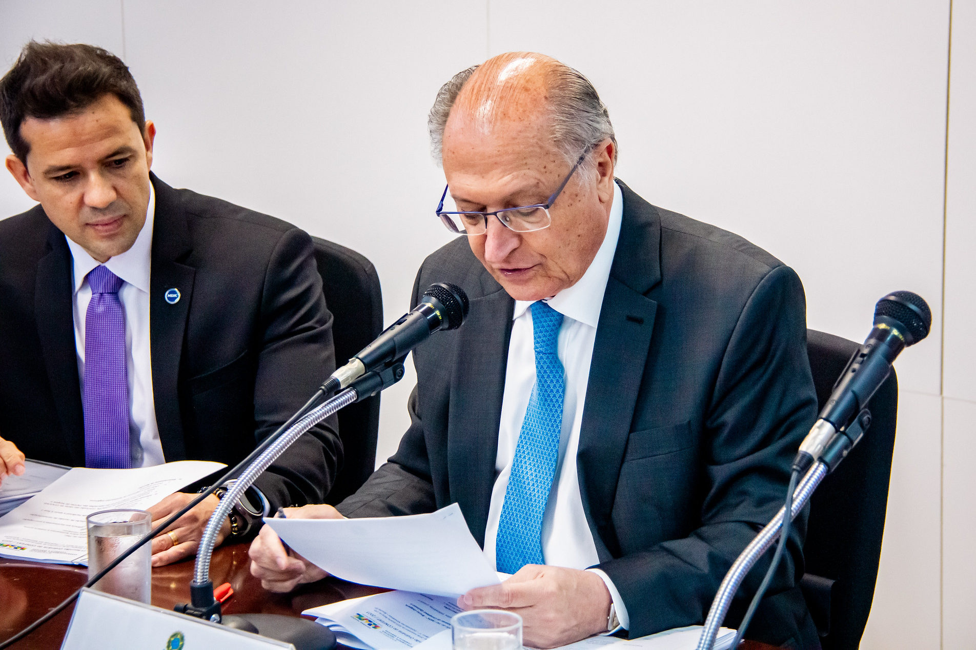 VP e ministro do MDIC, Geraldo Alckmin, com o secretário de desenvolvimento industrial da pasta, Uallace Moreira (Foto: Gabriel Lemes/MDIC)