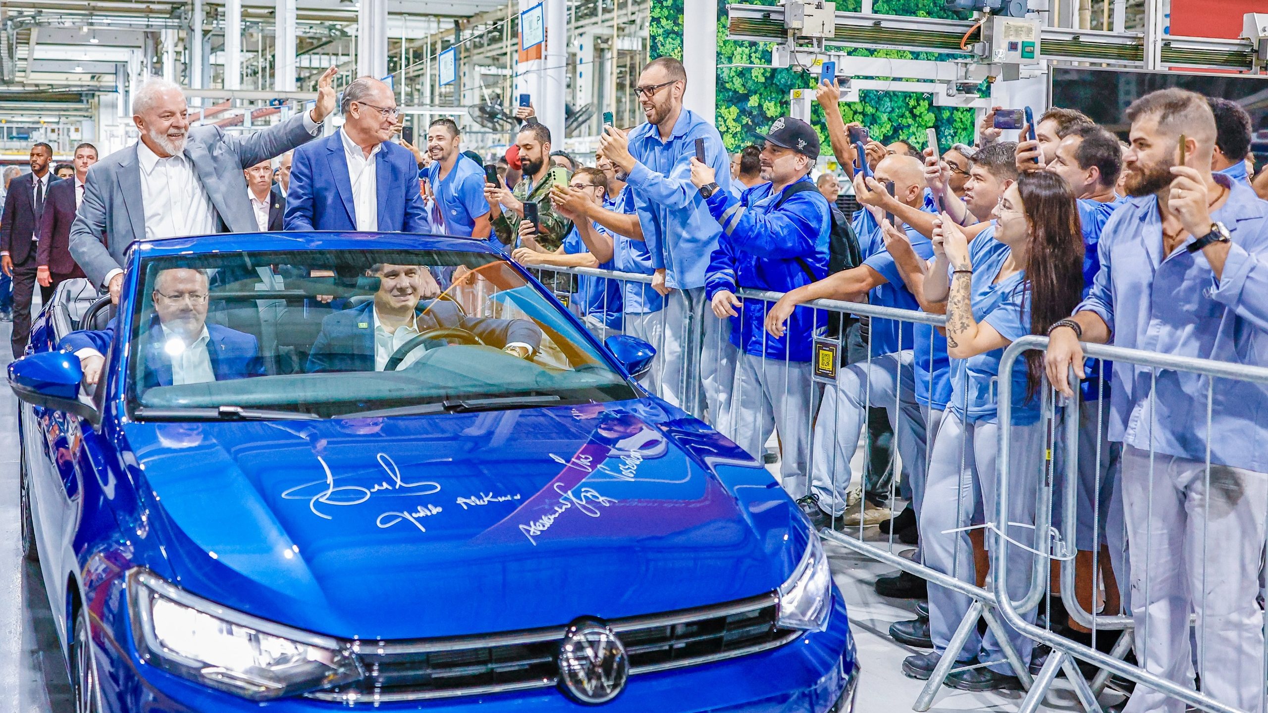 Montadora alemã Volkswagen anuncia R$ 16 bilhões em investimentos, depois de apoio do governo Lula à indústria automotiva. Na imagem: Lula e Alckmin em modelo Volkswagen durante anúncio de plano de investimentos da montadora no Brasil (Foto: Ricardo Stuckert/PR)