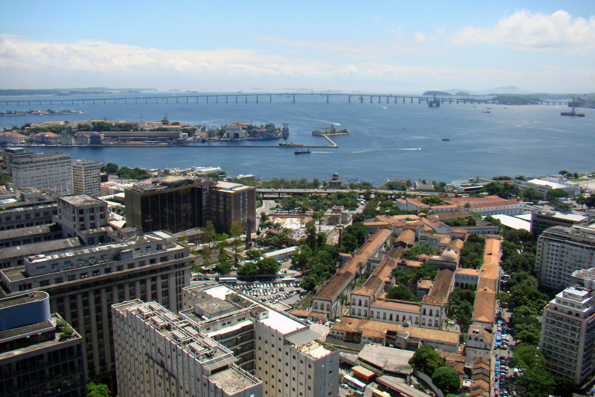 Maior parte dos estados brasileiros tem políticas ou programas de transição energética, aponta mapeamento do MME. Na imagem: Vista de área portuária no Centro do Rio de Janeiro (Foto: Rodrigo Soldon/Flickr)