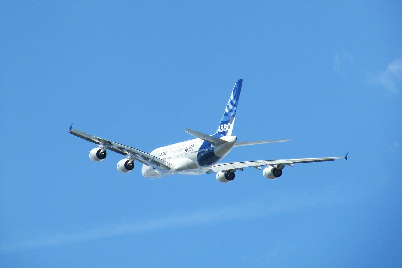 Vôo do primeiro A380 movido a combustível de aviação 100% sustentável, maior avião comercial do mundo com 100% de SAF (Foto: Adueck/Pixabay)