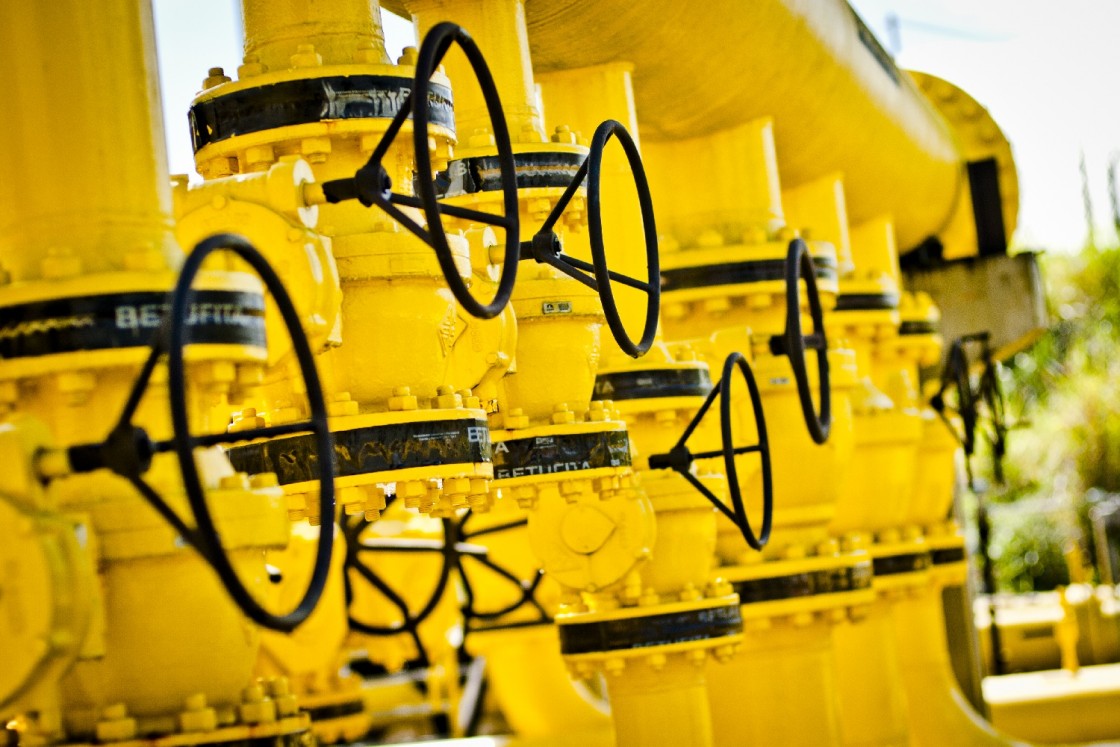 Rede de dutos amarelos e registros na cor preta em ponto de entrega de gás (city gate) da Bahiagás (Foto: Divulgação)