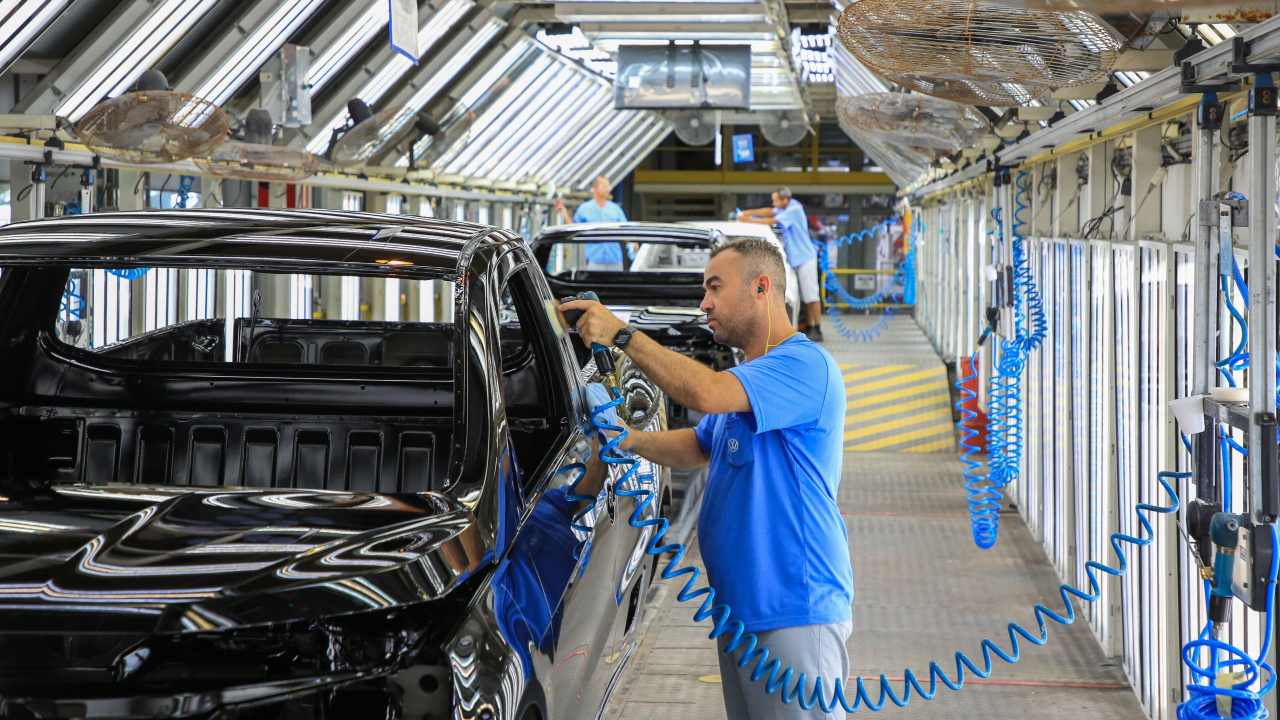 BNDES libera R$ 500 milhões para pesquisa e desenvolvimento de carros elétricos e híbridos da Volkswagen. Na imagem: Trabalhadores em linha de produção automobilística da montadora Volkswagen (Foto: Divulgação)