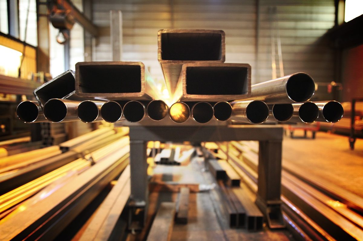 Janela para tornar a siderurgia verde é estreita, alerta estudo sobre emissões da indústria do aço. Na imagem: Tubos metálicos em indústria siderúrgica (Foto: ludex2014/Pixabay)