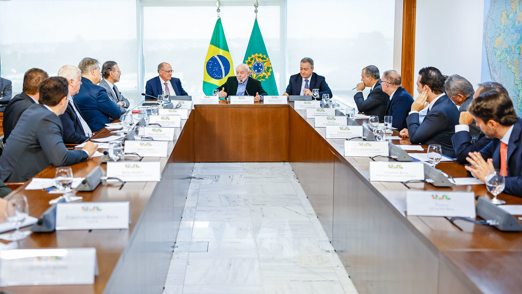 Em reunião com Lula, empresários do setor automotivo defendem híbridos-flex, no Palácio do Planalto (DF), em 14/3/2024 (Foto: Ricardo Stuckert/PR)