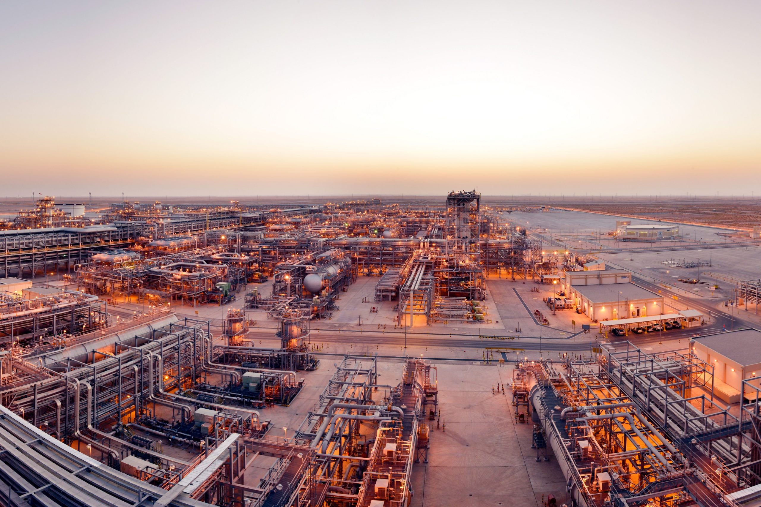 Entenda o interesse de petroleiras árabes Saudi Aramco (Arábia Saudita) e Adnoc (Emirados Árabes) na produção de lítio. Na imagem: Planta de óleo e gás Khurais, da Saudi Aramco (Foto: Divulgação Saudi Aramco)