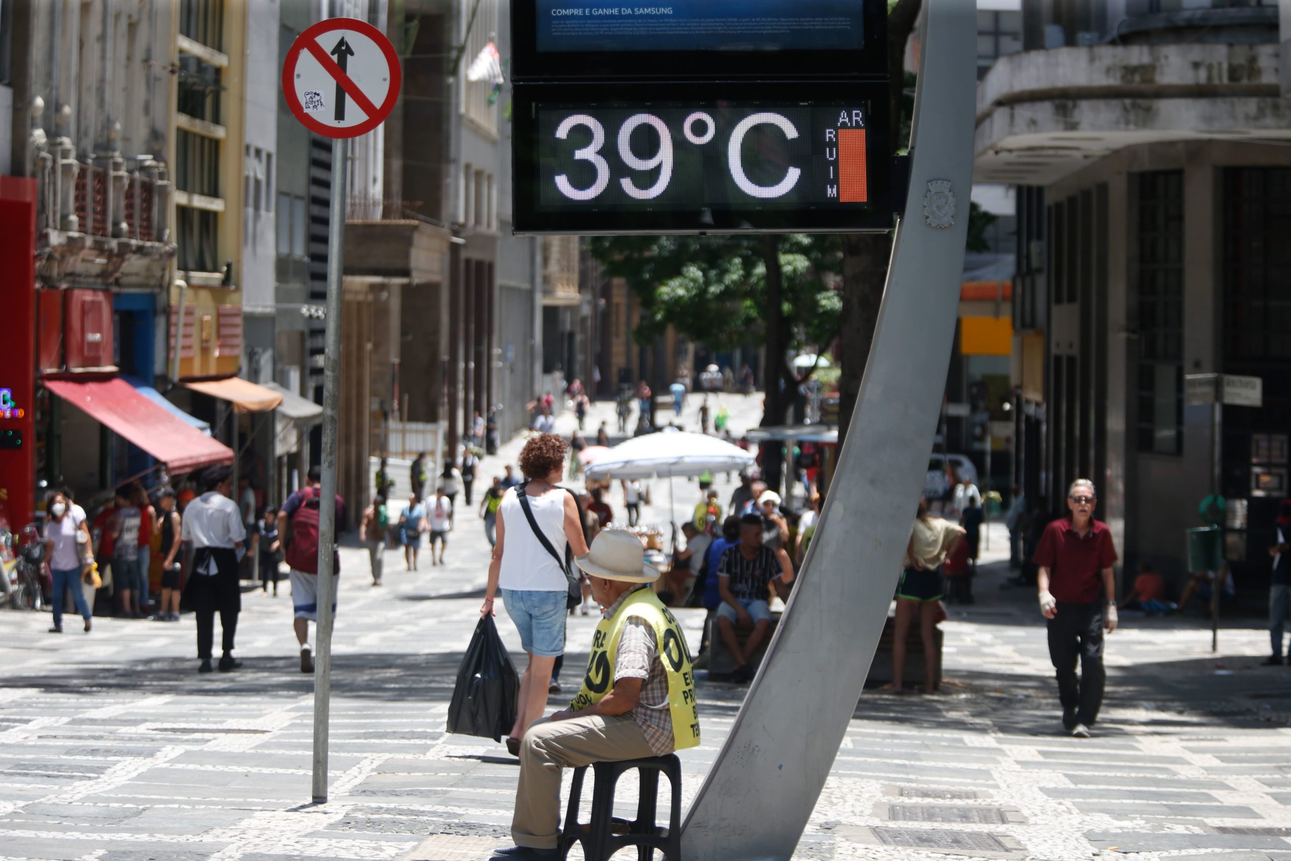 Onda de calor ficou 1°C mais quente com mudança climática mostra estudo da ClimaMeter. Na imagem: Termômetro de rua registrando 39°C na região da Praça da Sé, em São Paulo, em 12/11/2023, devido a ondas de calor, cada vez mais intensas e frequentes (Foto: Paulo Pinto/Agência Brasil)