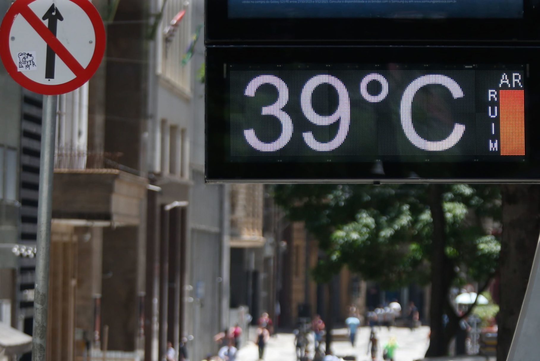 Termômetro de rua registrando 39°C na região da Praça da Sé, em São Paulo, em 12/11/2023, devido a ondas de calor, cada vez mais intensas e frequentes (Foto: Paulo Pinto/Agência Brasil)