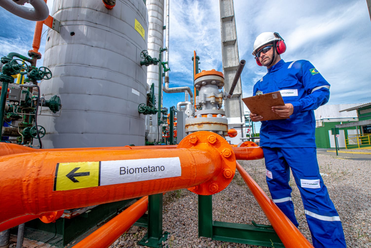 Na imagem: Trabalhador inspeciona instalações da GNR Fortaleza, usina de biometano a partir do aterro de Caucaia (CE), parceria entre Ecometano (MDC) e Marquise Ambiental (Foto: Barbosa Neto/Divulgação)