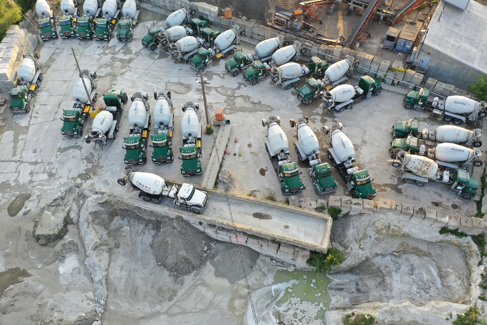 Governo da Alemanha abre chamada de R$ 136 milhões para projetos de descarbonização da indústria de aço e cimento verdes no Brasil. Na imagem: Vista aérea vertical de carregamento de caminhões em fábrica de cimento (Foto: docaz/Pixabay)