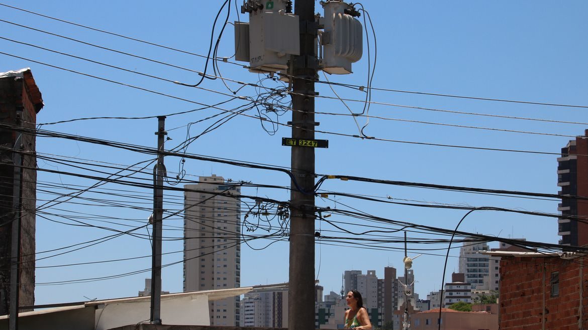 . Na imagem: Poste de energia elétrica com cabos desconectados durante blecaute de ebergia da Enel na Via da Saúde, em SP, 6/11/2023 (Foto: Rovena Rosa/Agência Brasil)