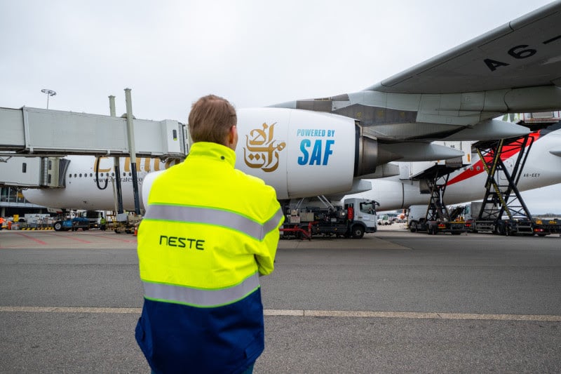 Emirates inicia uso de SAF em voos partindo de Amsterdã. Na imagem: Trabalhador inspeciona abastecimento de aeronave da Emirates movida a SAF (Foto: Divulgação)