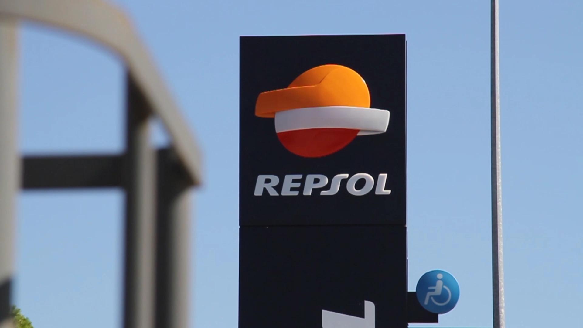 Repsol entra no biometano com a compra de fatia de 40% na Genia Bioenergy; veja que outras petroleiras já fincaram os pés no setor. Na imagem: Placa com a logo da Repsol nas instalações da petroleira espanhola (Foto: Divulgação)
