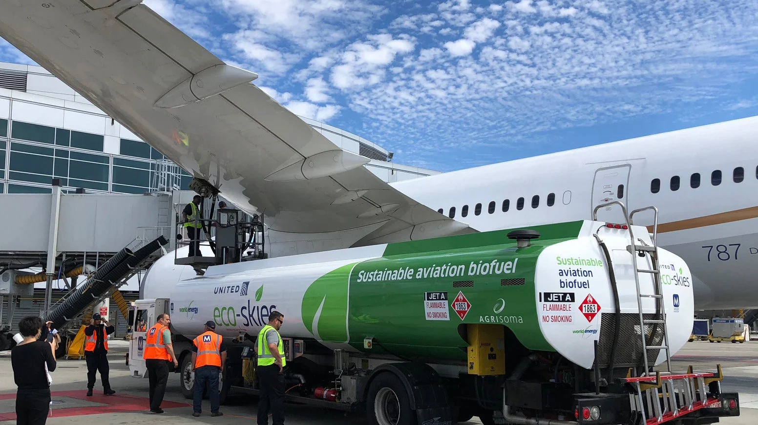 Carbono antigo e carbono moderno juntos: o coprocessamento de cargas sustentáveis de biomassa. Na imagem: Biocombustível de aviação abastece aeronave da United no Aeroporto Internacional de São Francisco, nos EUA (Foto: Divulgação)