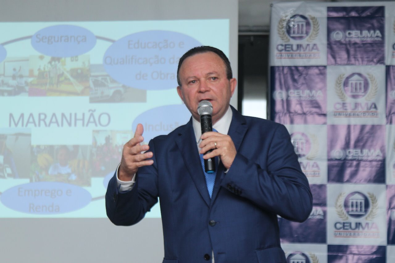 Carlos Brandão durante palestra ministrada na Universidade Ceuma, em São Luís, em 7/11/2019 (Foto: Governo do Maranhão)