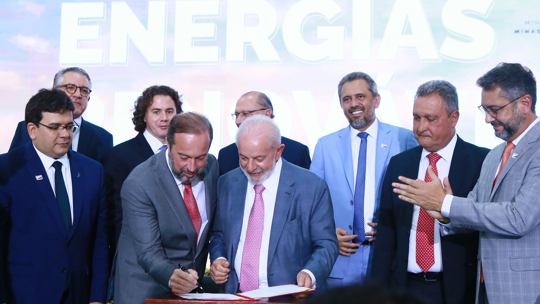 Lula, Alexandre Silveira, ministros e governadores durante cerimônia de assinatura da MP das Energias Renováveis e de redução de impactos tarifários na energia elétrica, em 9/4/2024 (Foto: Tauan Alencar/MME)