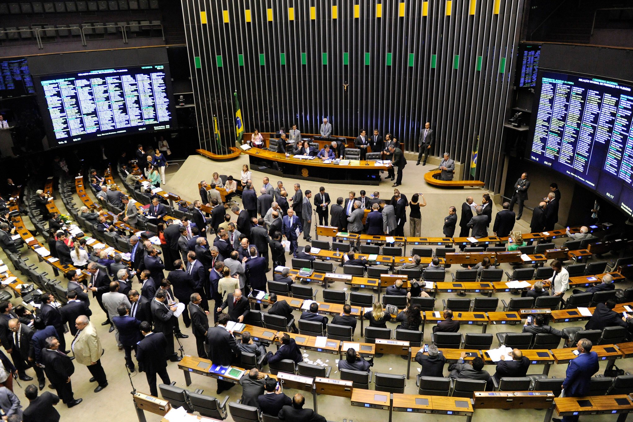 Vista do alto de parlamentares discutindo no plenário da Câmara dos Deputados durante sessão conjunta (Foto: Jonas Pereira/Agência Senado)