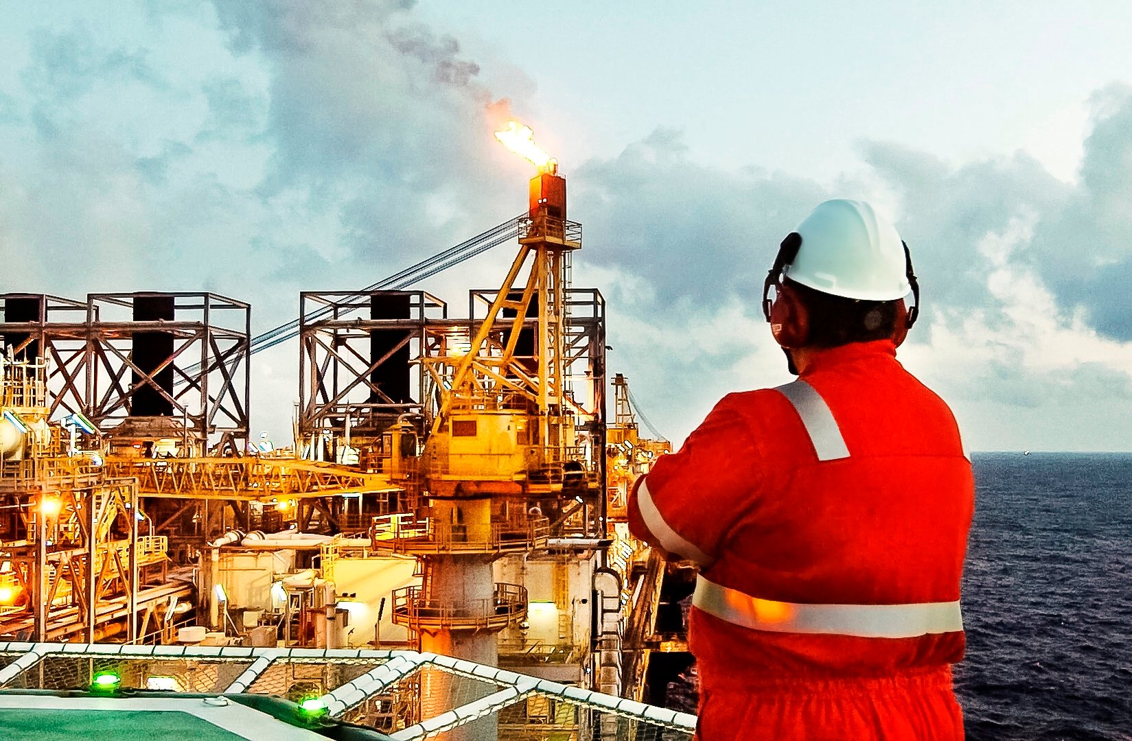 Produção de petróleo e gás natural da Petrobras cai 5,4% no 1º trimestre de 2023. Na imagem: Trabalhador uniformizado em operação em plataforma da Petrobras para produção de petróleo offshore (Foto: Agência Petrobras)