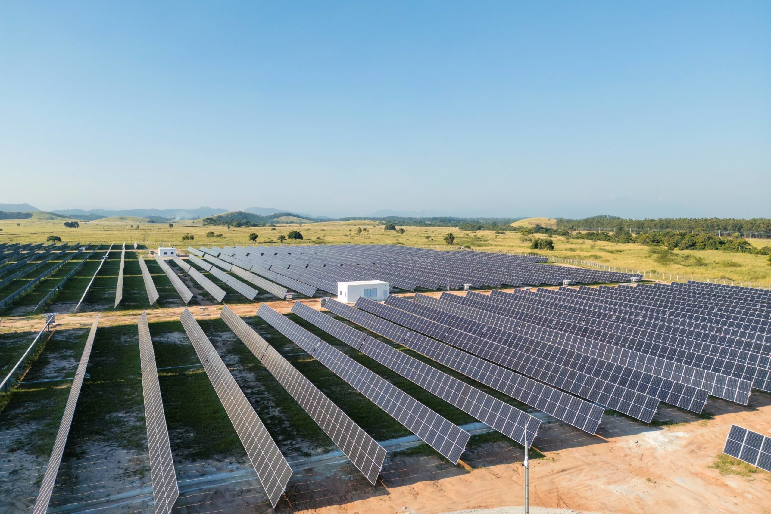 Rio+Saneamento inaugura usina solar fotovoltaica de 5 MW e planeja 100% de energia renovável até 2025. Na imagem: Usina solar fotovoltaica da Rio+Saneamento em Seropédica, no Rio (Foto: Divulgação)