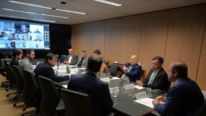 Alexandre Silveira participa de reunião do comitê de gerenciamento de crises com distribuidoras de energia, em 7/5/2024 (Foto: Ricardo Botelho/MME)