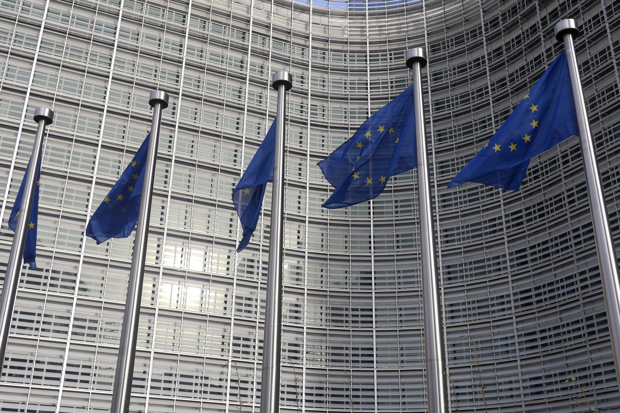 Bandeiras em frente à sede da Comissão Europeia (Foto: Flick Liber Europe)