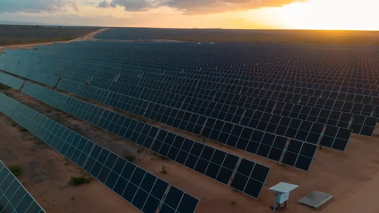Brasil regista importação recorde de 5,6 GWp de painéis solares fotovoltaicos no primeiro trimestre de 2024, aponta consultoria Greener. Na imagem: Complexo solar Mendubim, da Equinor, no Rio Grande do Norte (Foto: Divulgação Scatec)