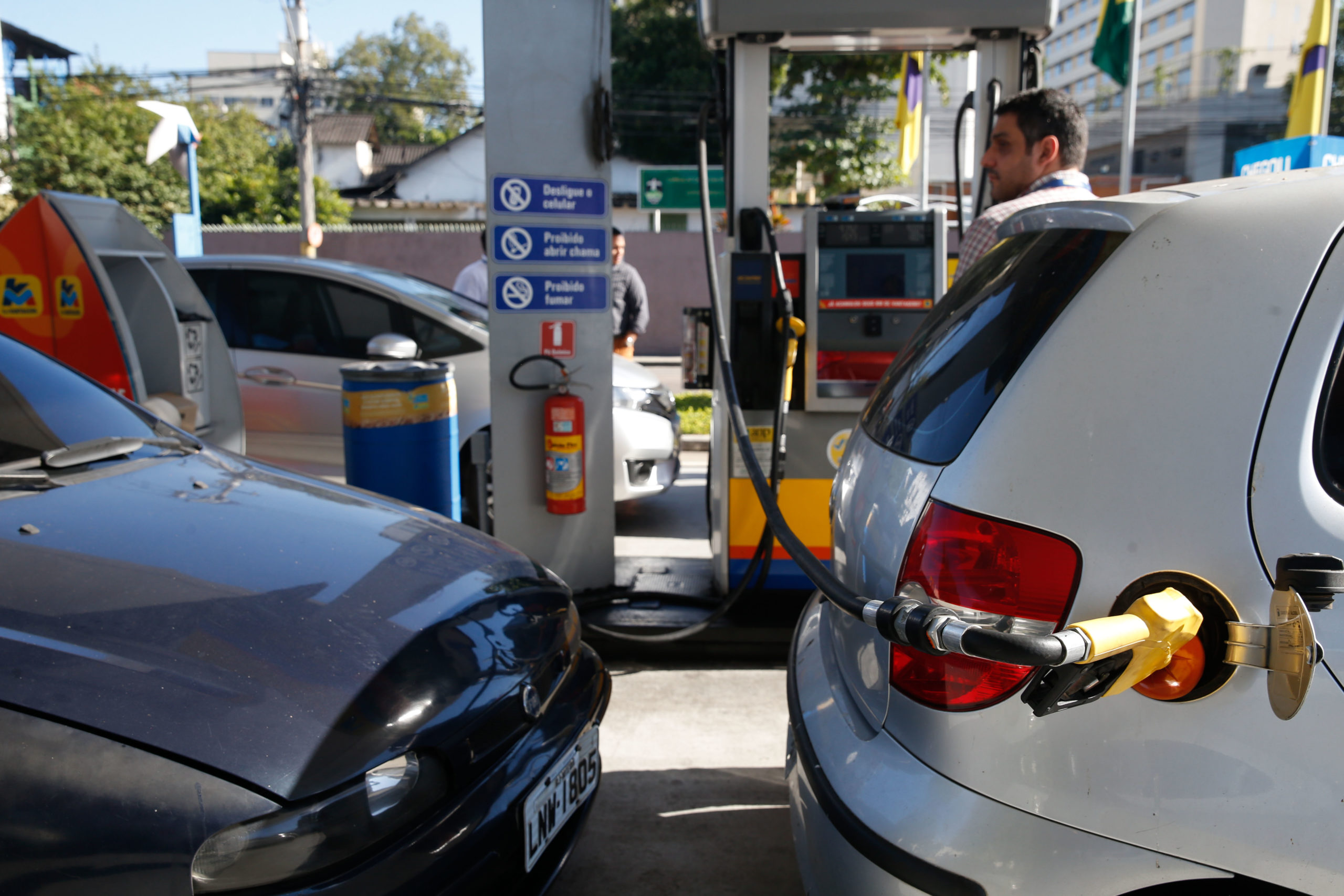 Fila de carros durante abastecimento em posto de combustíveis, em São Cristóvão, na zona norte do Rio, em 28/5/2018 (Foto: Tânia Rêgo/Agência Brasil)