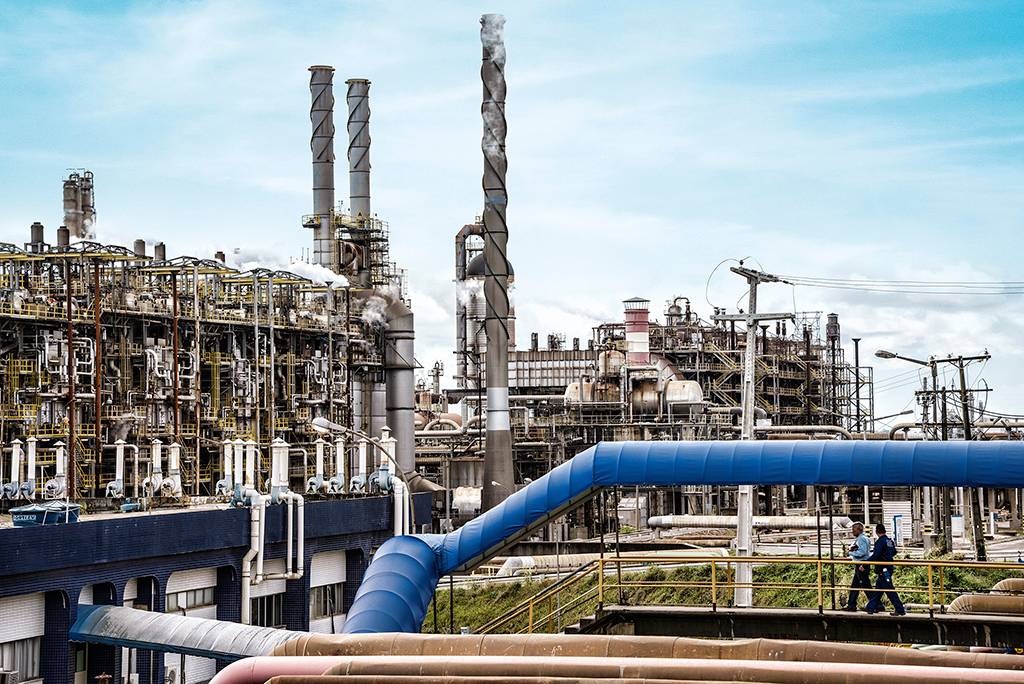 Petroleira árabe Adnoc desiste de comprar participação da Novonor (ex-Odebrecht) na petroquímica Braskem. Na imagem: Instalações industriais, com rede de dutos metálicos e chaminés, da Braskem (Foto: Divulgação)