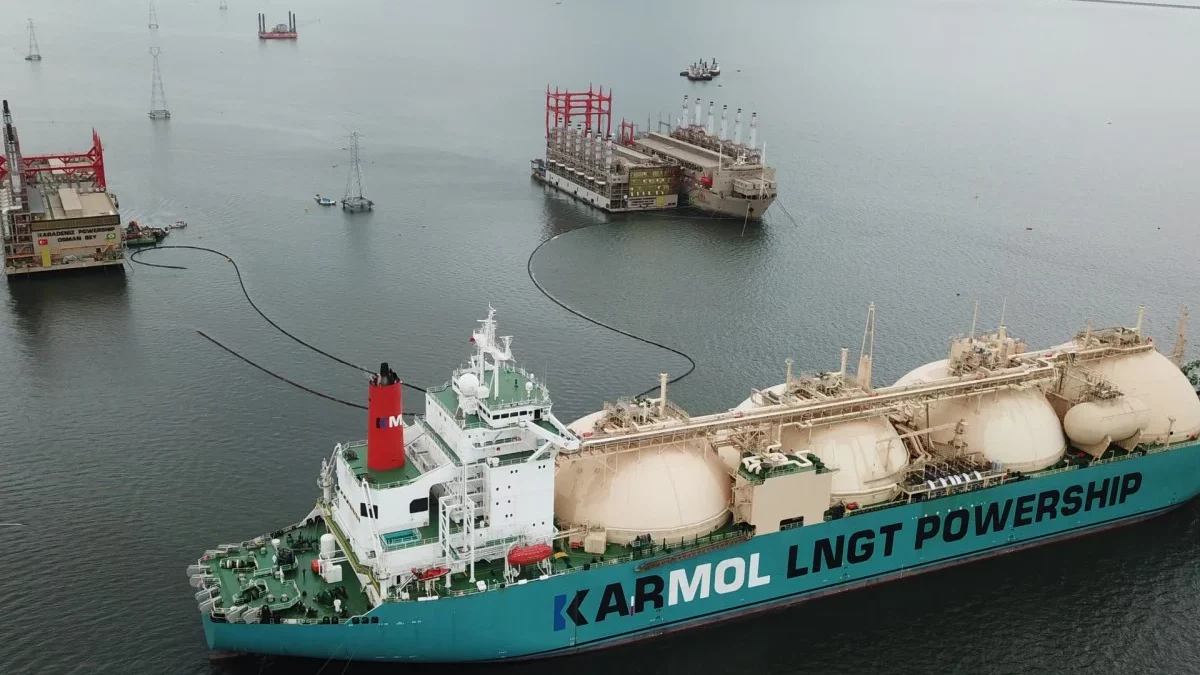 Petrobras e a turca Karpowership (KPS) assinam memorando para parcerias em gás natural e energia. Na imagem: Navio tanque para transporte de GNL em complexo termelétrico flutuante a gás da Karpowership Brasil, na Baía de Sepetiba (Foto: Divulgação)