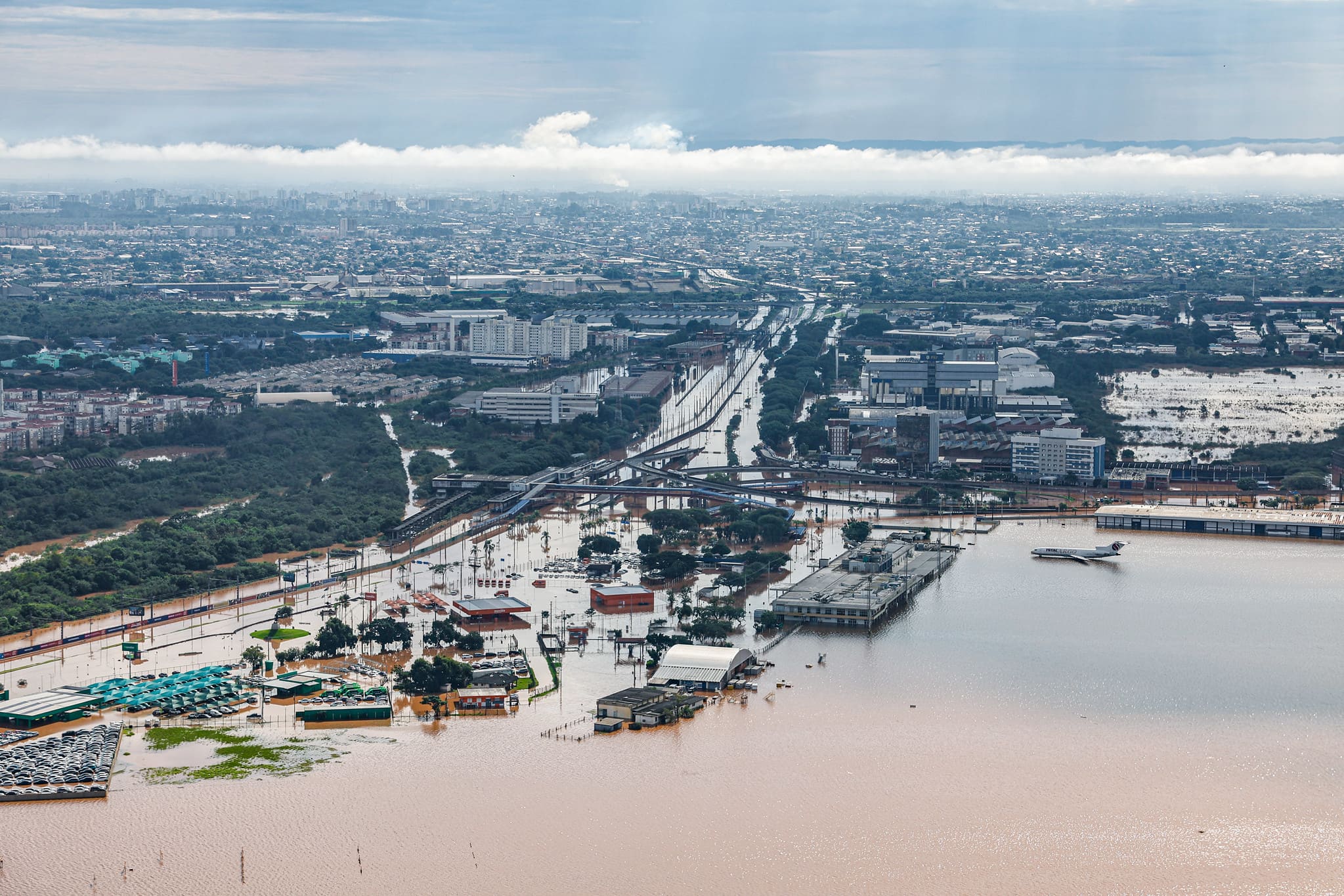 ANP flexibiliza regras para garantir abastecimento de combustíveis no Rio Grande do Sul, afetados por enchentes devido à chuva extrema. Na imagem: Sobrevoo de área inundada com estrada e aeroporto encobertos pelas águas das fortes chuvas em Canoas (RS), em 5/5/2024 (Foto: Ricardo Stuckert/PR)