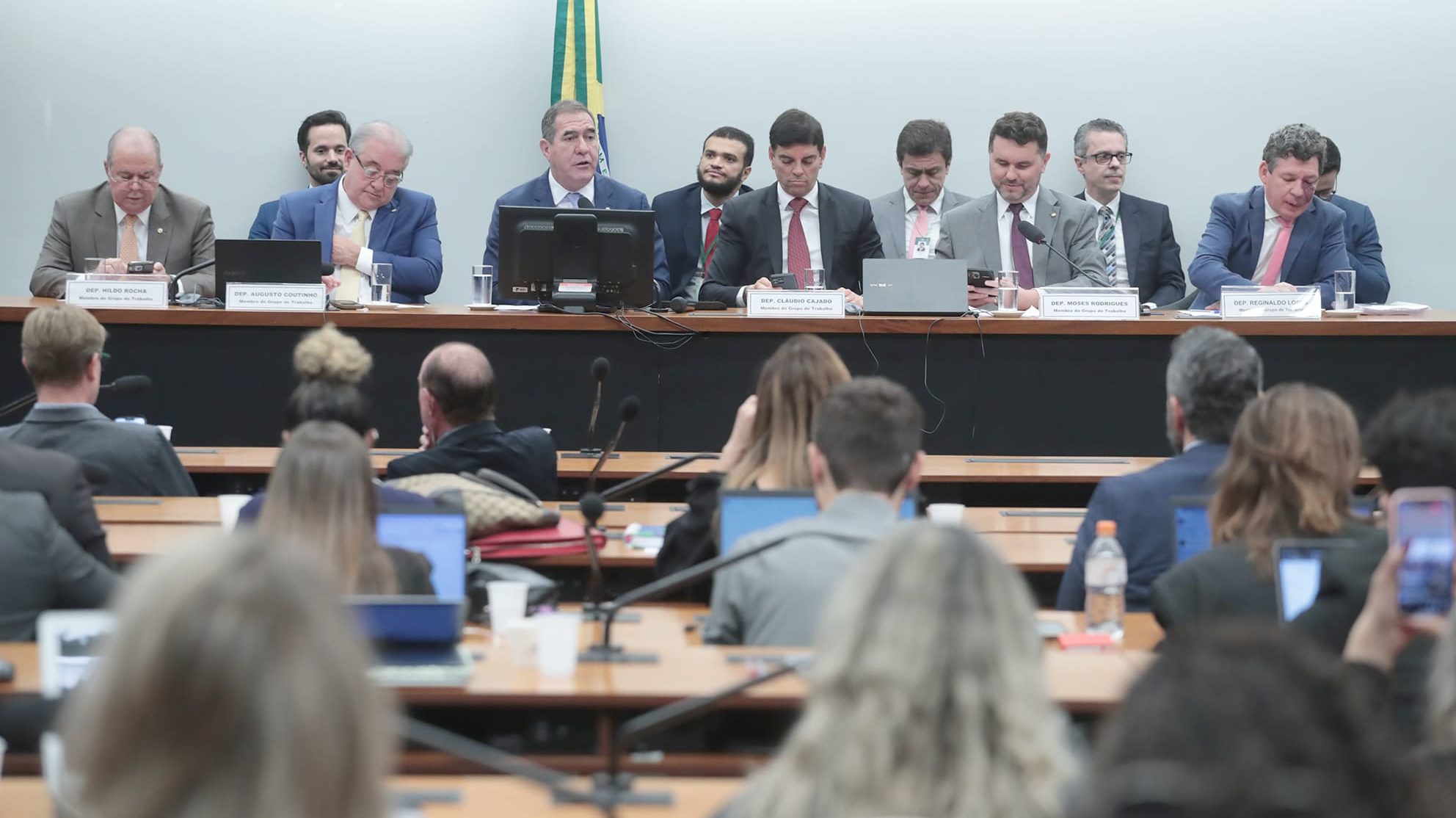 Deputados mantém IS sobre óleo e gás em parecer da reforma tributária